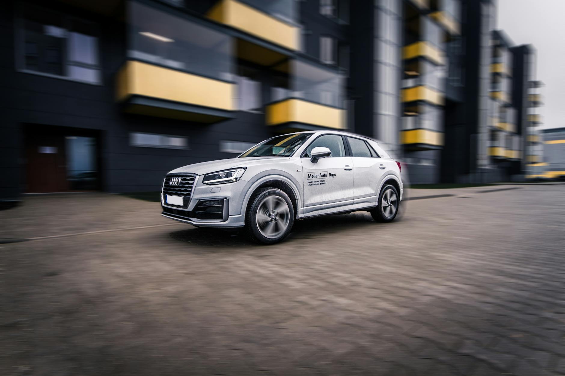 Nowe Audi Q3 wjeżdża na rynek w dwóch wersjach nadwoziowych. Do tego niemiecki model stawia na nowoczesne technologie i pr...