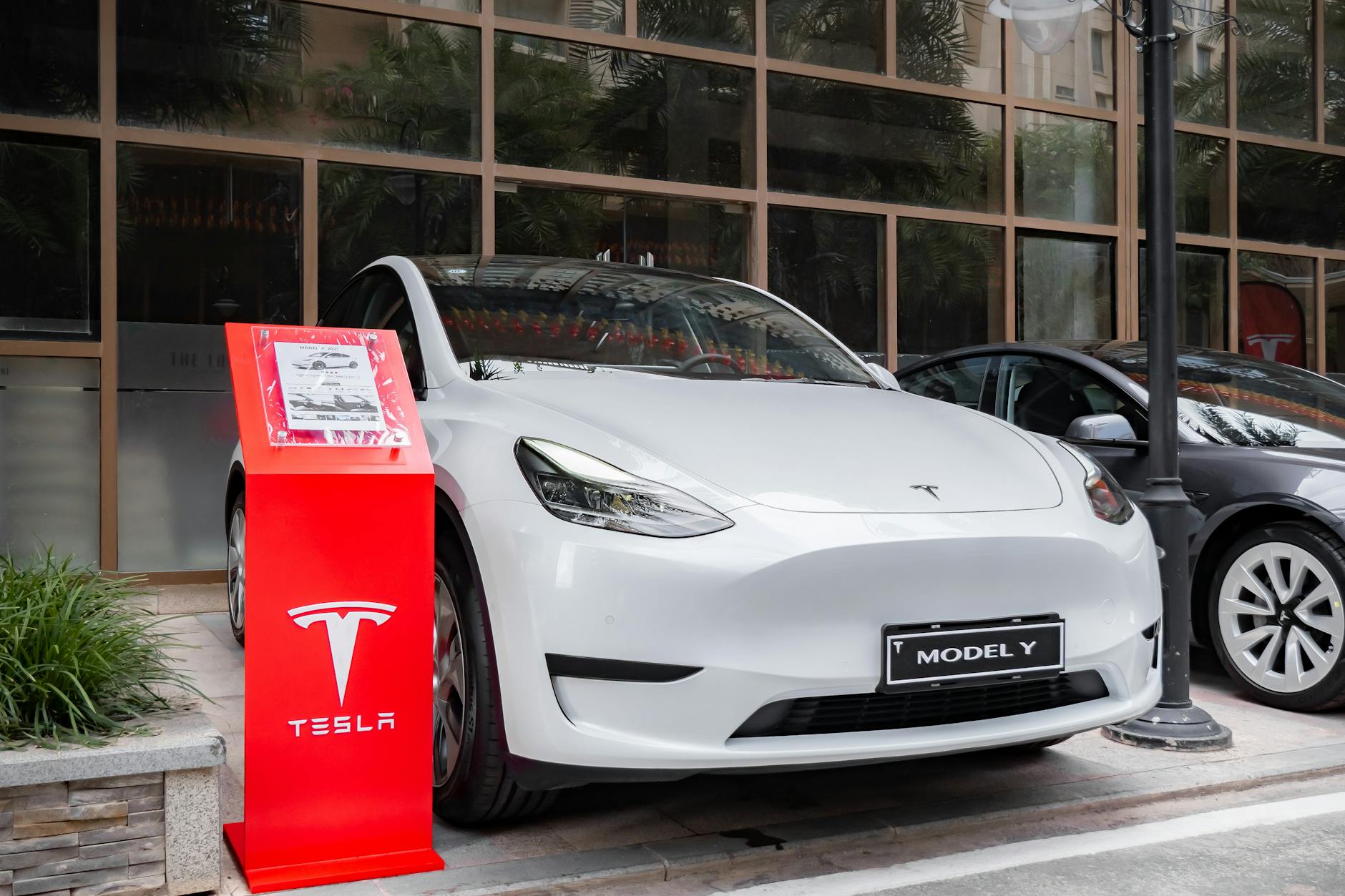 Tesla zaprezentowała właśnie „tanie” odmiany Modelu 3 i Modelu Y. Warianty oznaczone jako Standard może i powoduj...