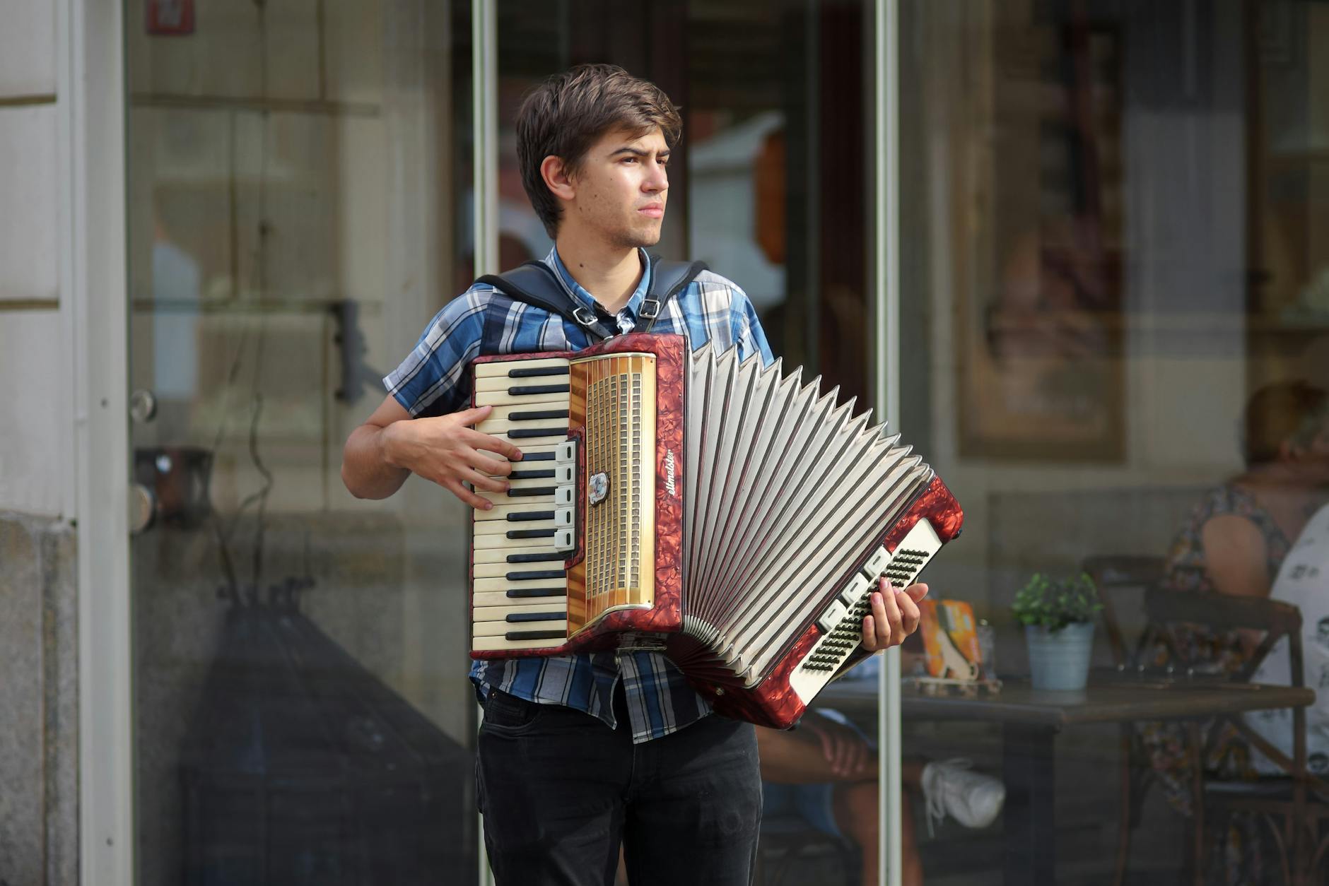 Piotr Alexewicz z Wrocławia awansował do kolejnego etapu konkursu chopinowskiego. Młody pianista, mający zaledwie 25 lat, zac...