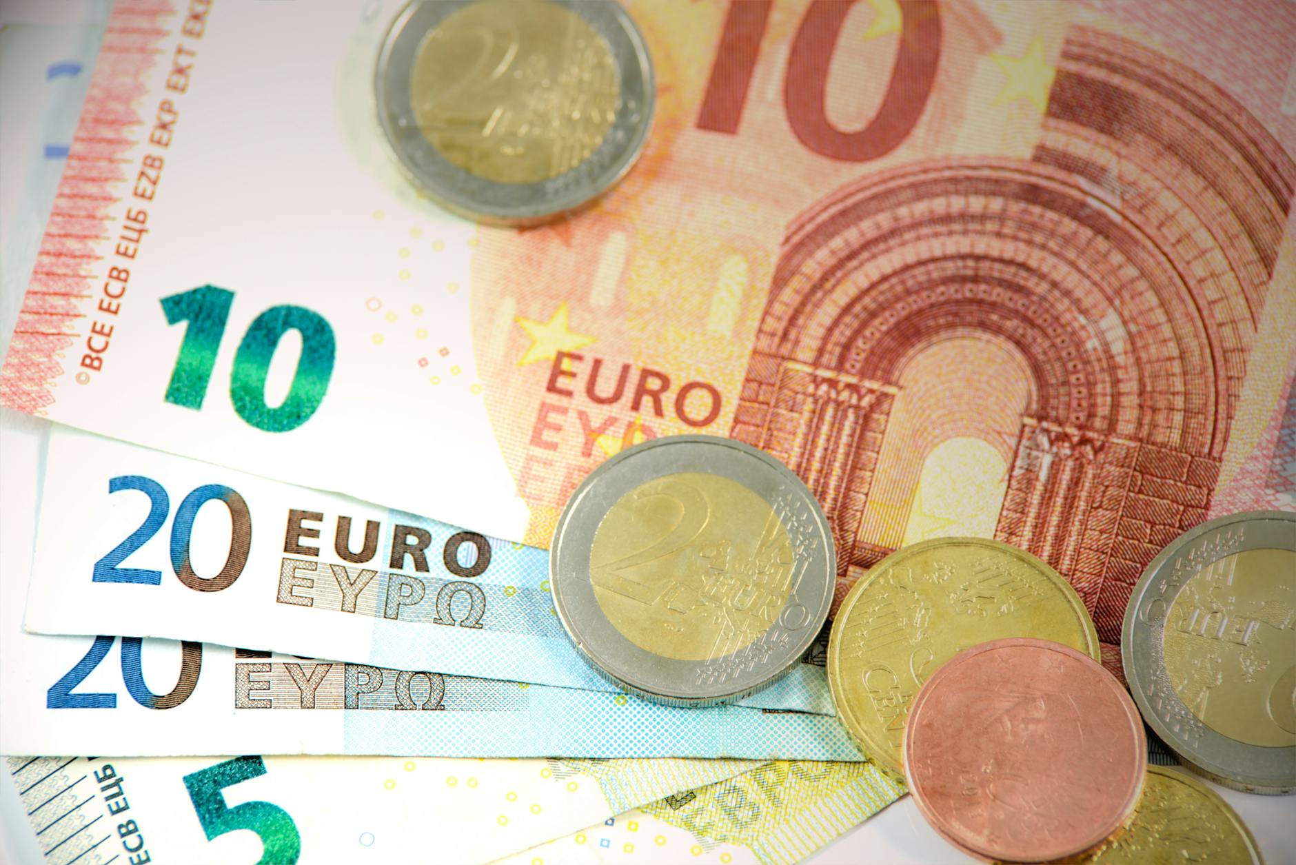 Sardynia, piękna włoska wyspa, zmaga się z problemem wyludnienia. Mimo atrakcyjnych ofert, takich jak domy za 1 euro i wsparc...