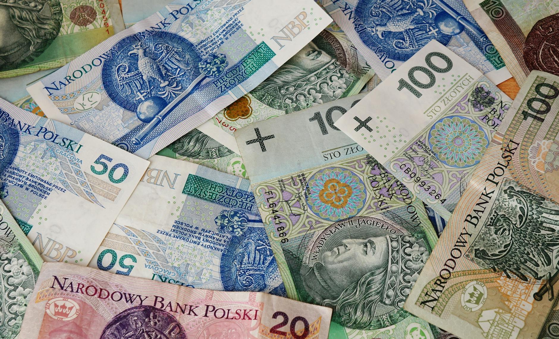 Prezes NBP podczas konferencji prasowej dotyczÄ
cej bieżÄ
cej sytuacji ekonomicznej zaprezentowaÅ nowy banknot o nominale 2...