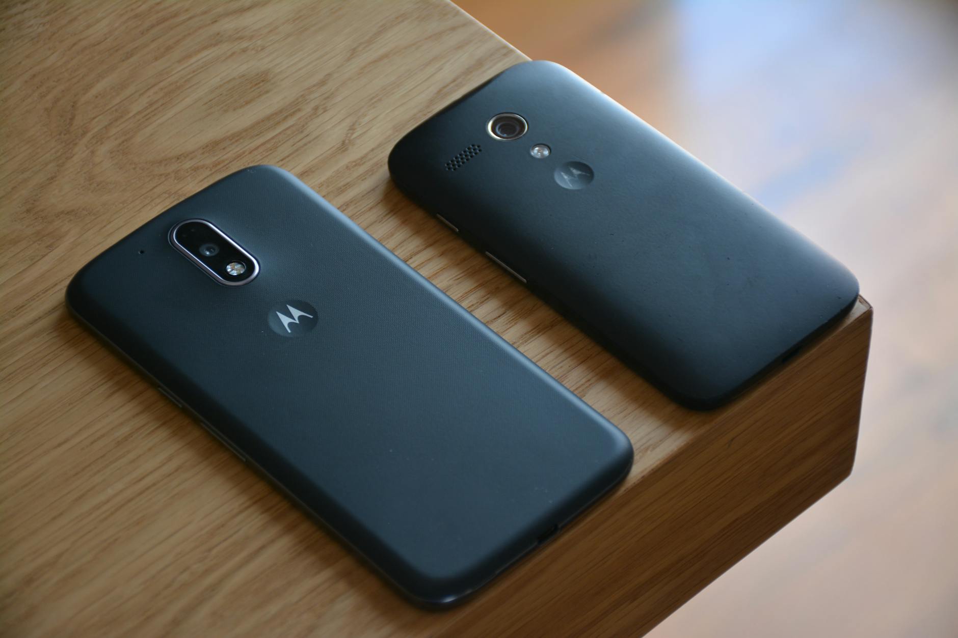 Motorola Moto G100 zadebiutowała w bardzo niskiej cenie. Ma wielką baterię 7000 mAh, rozsądny procesor, ładny design i 120 Hz...