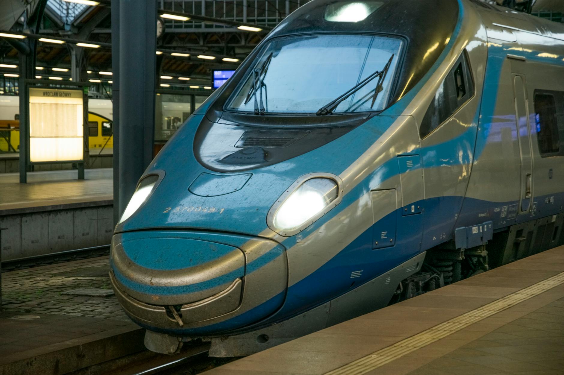 Ma?opolska inwestuje w kolej ? nowe poci?gi, zaplecze w O?wi?cimiu i Pendolino do Zakopanego. Zobacz, co zaprezentowano podcz...