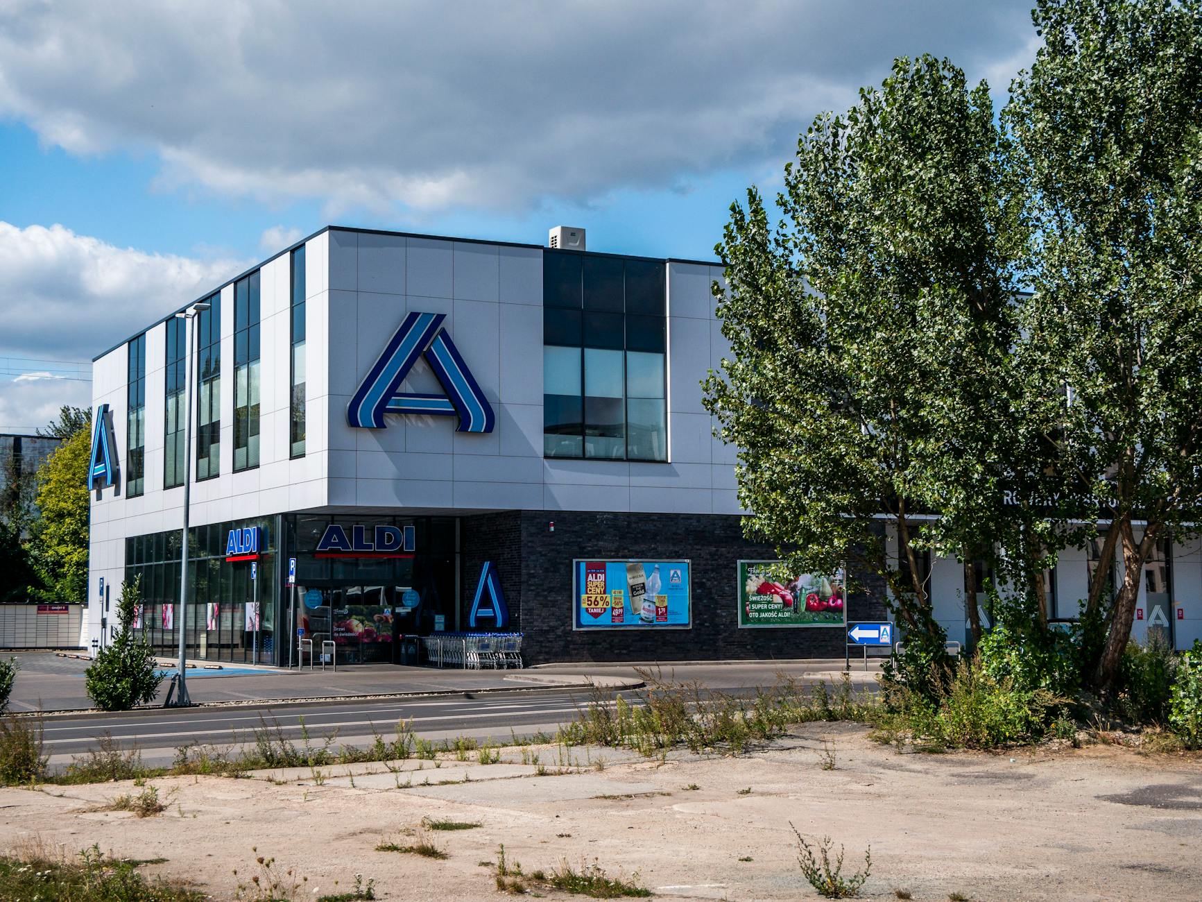 Sie? Aldi dotychczas by?a jedn? z ostatnich sieci handlowych, w których nie by?o kas samoobs?ugowych. Przez d?u?szy czas rekl...