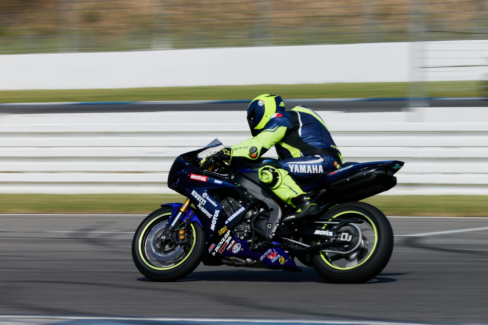 Yamaha wpad?a na wspania?y pomys?, który pogodzi motocyklistów lubi?cych ha?asowa?, jak i ich bardziej ekologicznych towarzys...