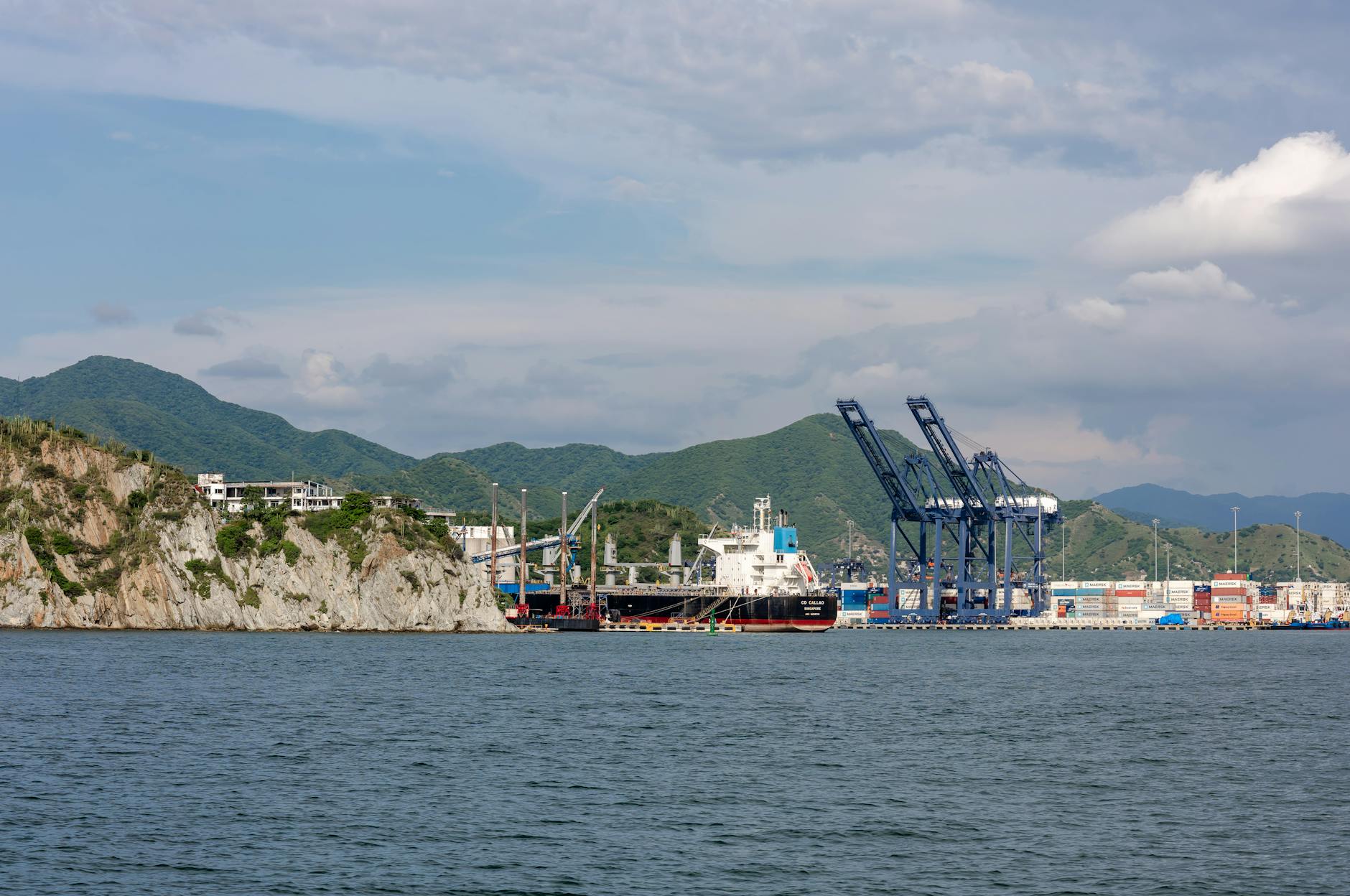 Ukraina chce zwiększyć import gazu ziemnego o 30 procent po rosyjskich nalotach na infrastrukturę gazową - poinformowała we w...