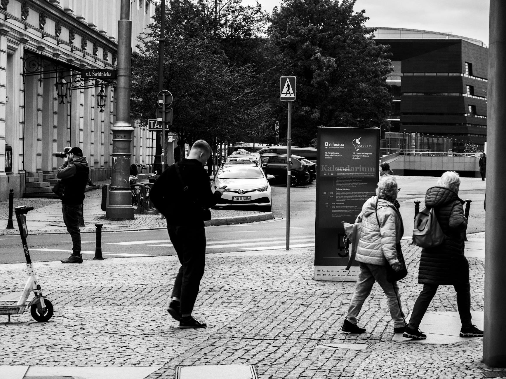 Polskie lotniska biją kolejne rekordy popularności. Stale pojawiają się tam nowe połączenia, ale w terminalach i na płytach p...