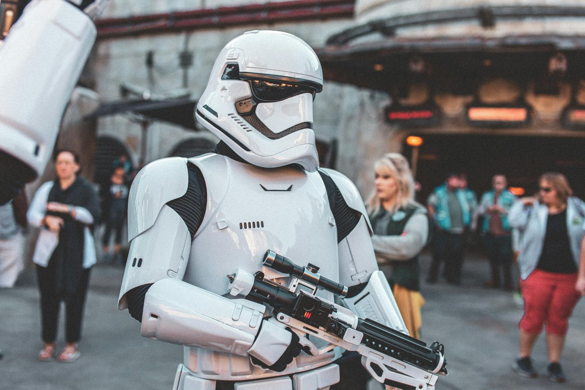 Zanim siostry Wachowskie podbiły świat czerwoną pigułką, Alex Proyas stworzył spektakularne dzieło science fiction, pełne fun...
