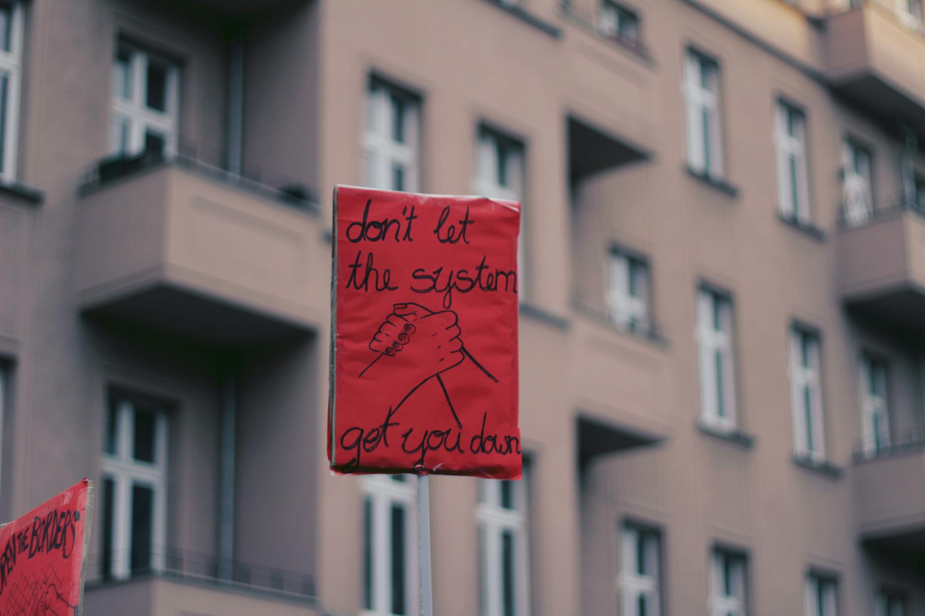 NapisaÅa 30 ksiÄ
żek, zaÅożyÅa partiÄ politycznÄ
. SkÅadki do ZUS pÅaciÅa â jak mówi â sumiennie, przez 30 lat....
