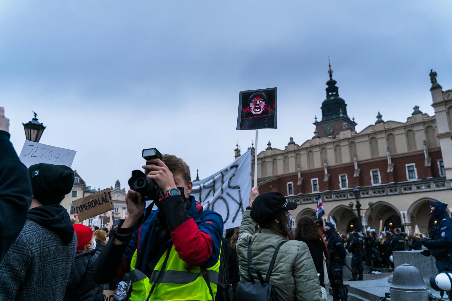 Od ponad dwóch dekad przy ulicy Emaus w Krakowie straszą niedokończone bloki, pozostałość po inwestycji, która miała być nowo...