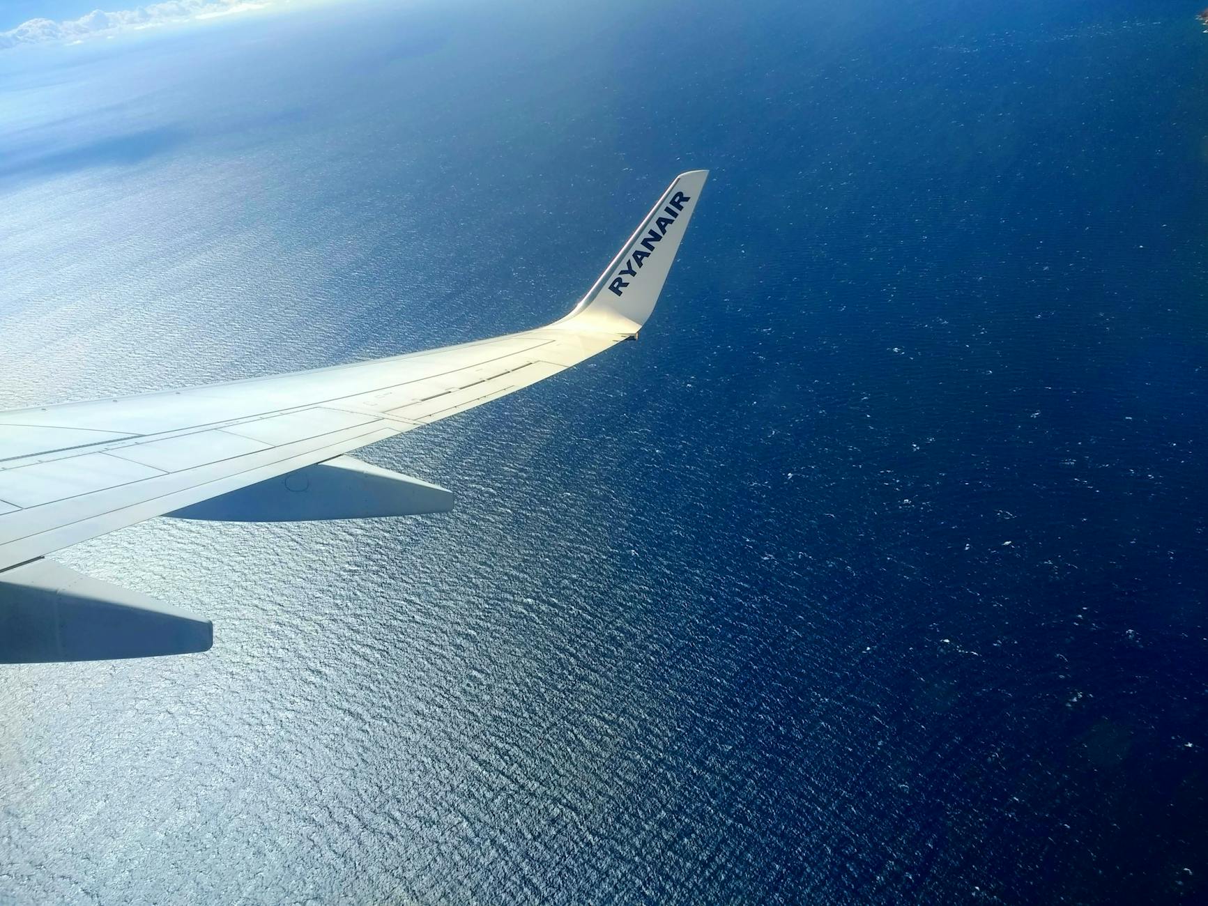Samolot linii Ryanair, obsługiwany przez Malta Air, ze względu na trudne warunki pogodowe, musiał awaryjnie lądować w Manches...
