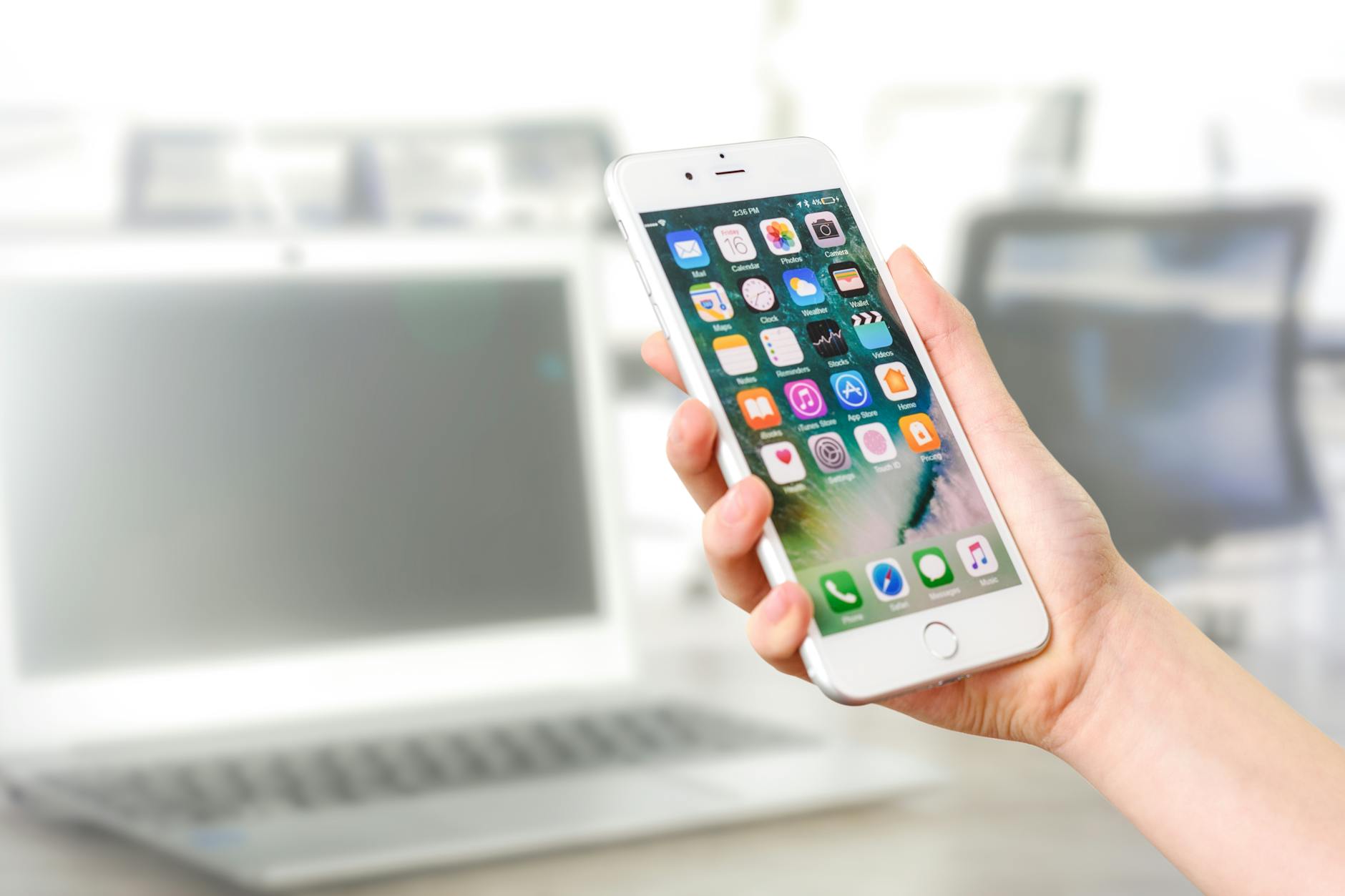 Dwa tygodnie po oddaniu w ręce użytkowników finale wersji iOS 26 Apple udostępniło pierwszą aktualizację nowego systemu – iOS...