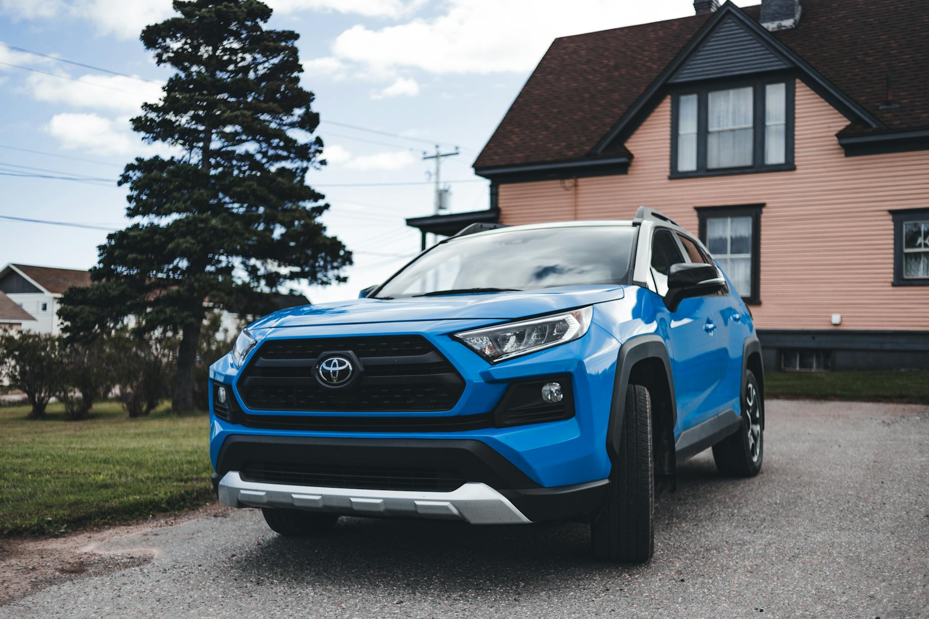 Toyota bZ4X to SUV w stylu coupe dÅuższy i szybszy od RAV4. Do wyboru jest napÄd na przedniÄ
oÅ lub 4x4. JednoczeÅnie p...