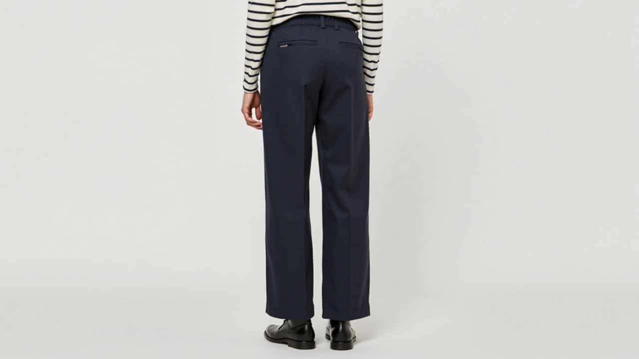 Po 50. urodzinach ten luźny pantalon Uniqlo optycznie wydłuża sylwetkę