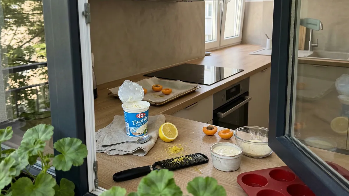 3 szybkie fit desery z twarogu: keksiki cytrynowe, serniczki z morelą i pudding z mikrofali