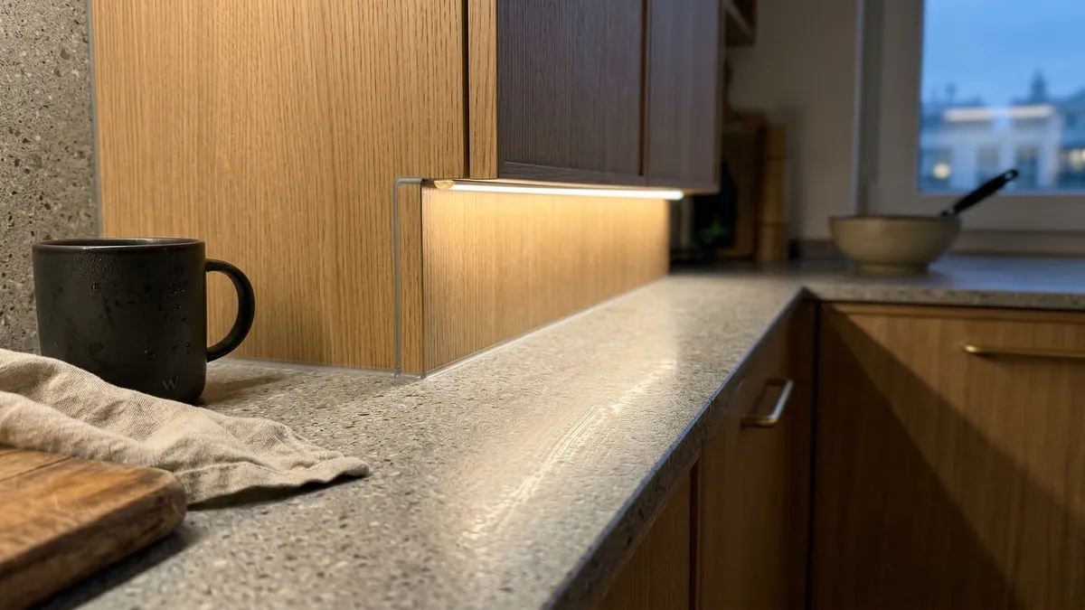 Oświetlenie warstwowe w domu: 7 pomysłów, które zastępują ciężki żyrandol