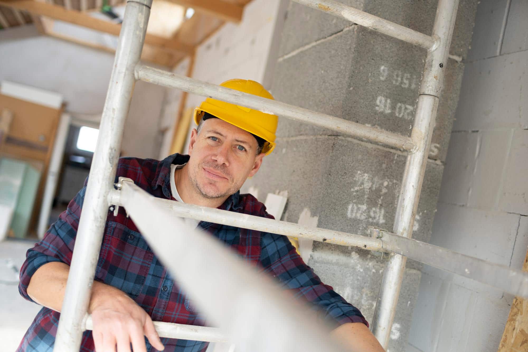 Były pracownik polskiej firmy budowlanej ujawnia, dlaczego styropian przyklejony do elewacji bez siatki zbrojącej odpada po kilku latach i jak przed zakupem mieszkania sprawdzić, czy ocieplenie wykonano prawidłowo
